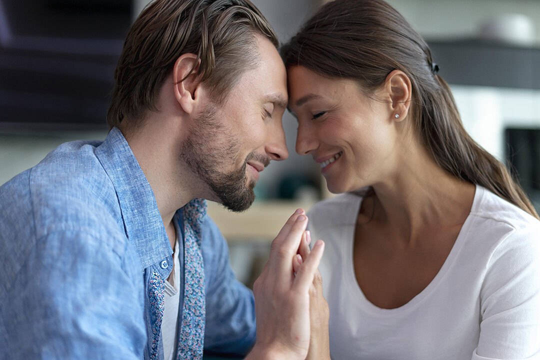 couple qui se font un calin tendrement